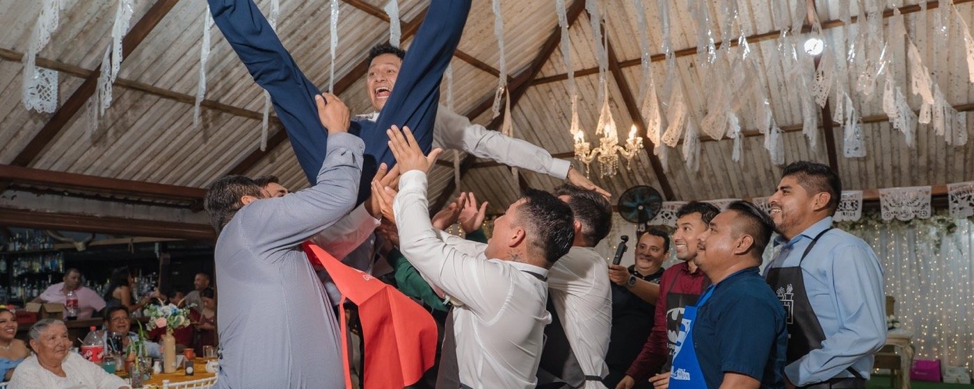 Novios celebrando en la pista de baile